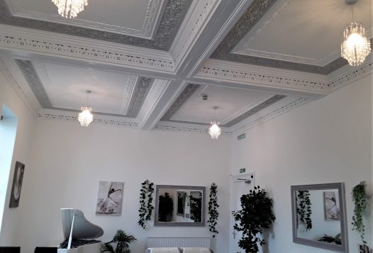 myrivierareatreat.co.uk self catering Torquay lounge ceiling